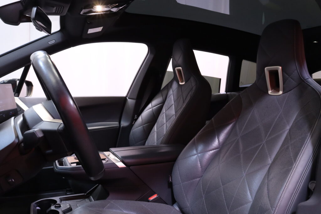 BMW - iX - xDrive 40 // Laser / Sky Lounge / H&K / DAP / 360 / HUD / Hieronta / Muistipenkit / Comfort access // BMW - iX - xDrive 40 // Laser / Sky Lounge / H&K / DAP / 360 / HUD / Hieronta / Muistipenkit / Comfort access // - Maastoauto