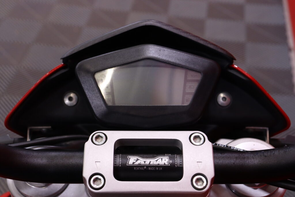 DUCATI - HYPERMOTARD - 1100 // A2 kuristettavissa / Suomi-pyörä / Hiilikuitu / Termignoni / Huoltokirja // DUCATI - HYPERMOTARD - 1100 // A2 kuristettavissa / Suomi-pyörä / Hiilikuitu / Termignoni / Huoltokirja // - Moottoripyörä