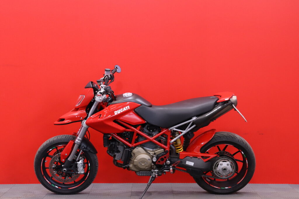 DUCATI - HYPERMOTARD - 1100 // A2 kuristettavissa / Suomi-pyörä / Hiilikuitu / Termignoni / Huoltokirja // DUCATI - HYPERMOTARD - 1100 // A2 kuristettavissa / Suomi-pyörä / Hiilikuitu / Termignoni / Huoltokirja // - Moottoripyörä