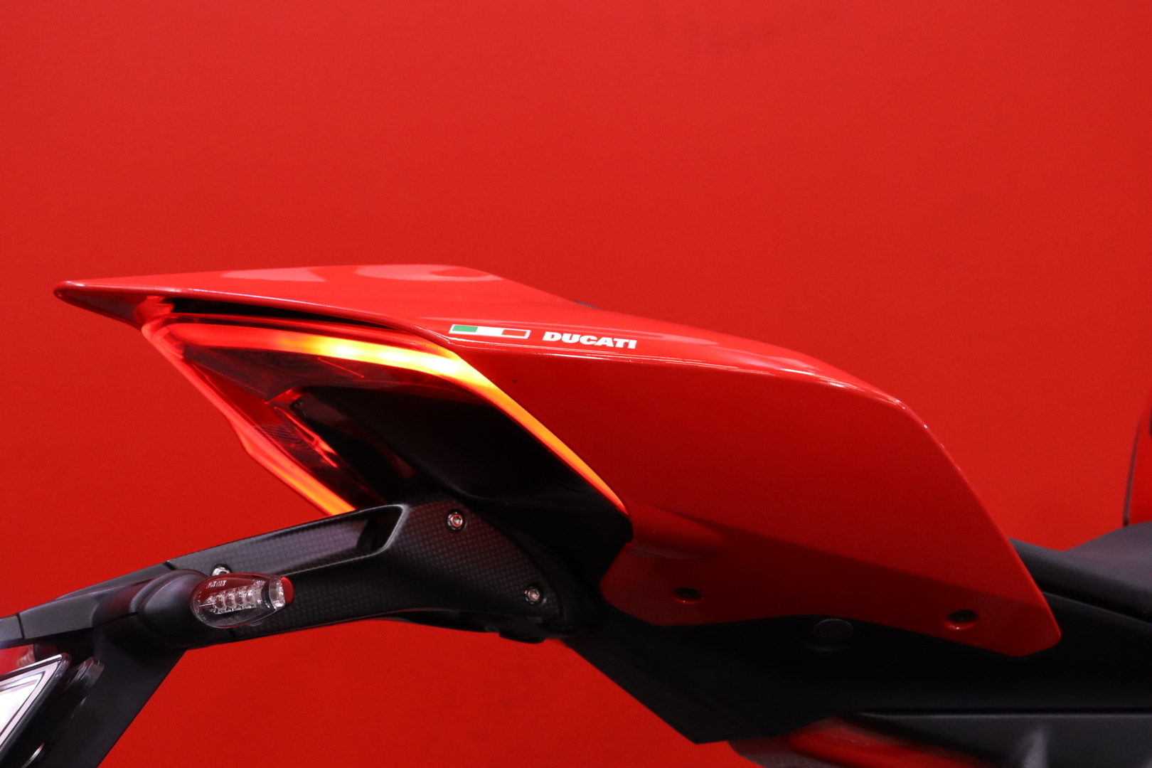 Ducati - PANIGALE V4 - S // Sähköalusta / Shifter / Putkisto! / Wheelie Control / Ajomodet / LED // - Moottoripyörä