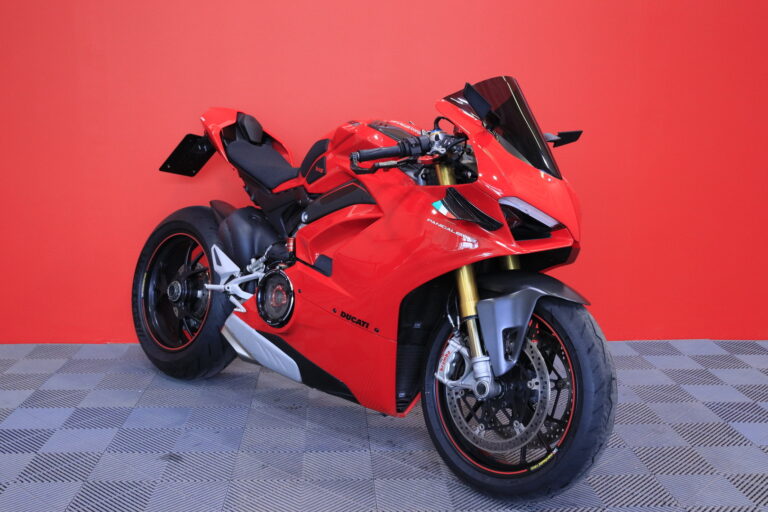 Ducati - PANIGALE V4 - S // Juuri saapunut! / Uudet renkaat / Öhlins / Hiilikuitua / - Moottoripyörä