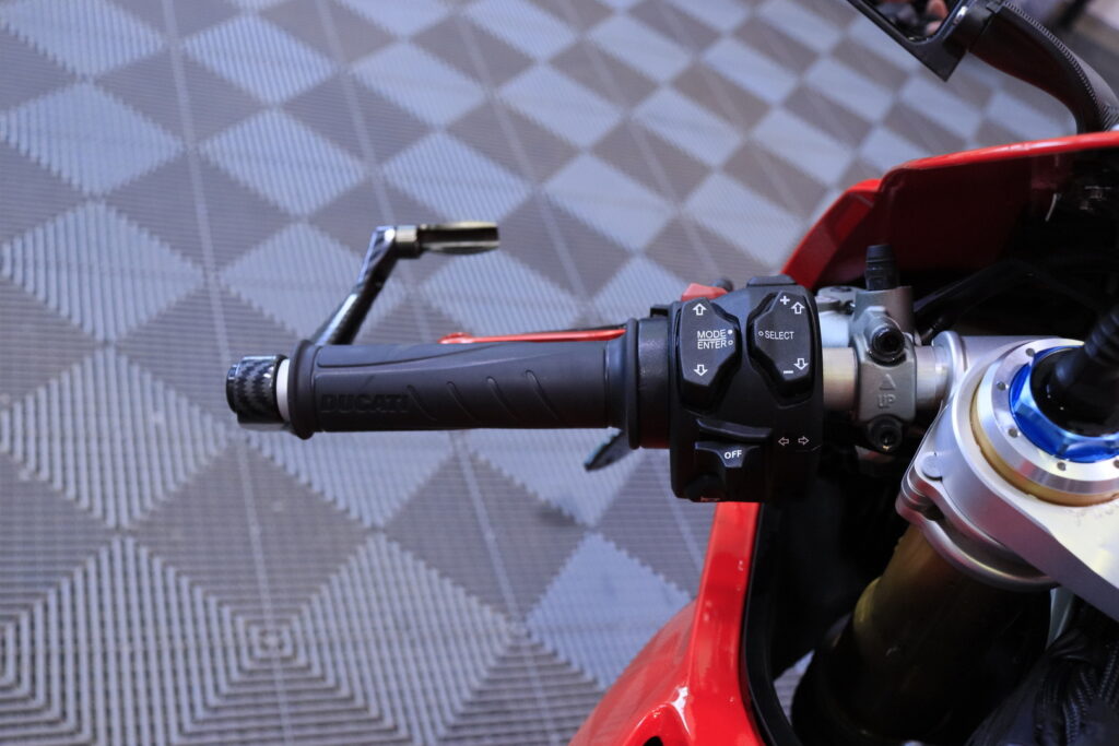 Ducati - PANIGALE V4 - S // Juuri saapunut! / Uudet renkaat / Öhlins / Hiilikuitua / Ducati - PANIGALE V4 - S // Juuri saapunut! / Uudet renkaat / Öhlins / Hiilikuitua / - Moottoripyörä