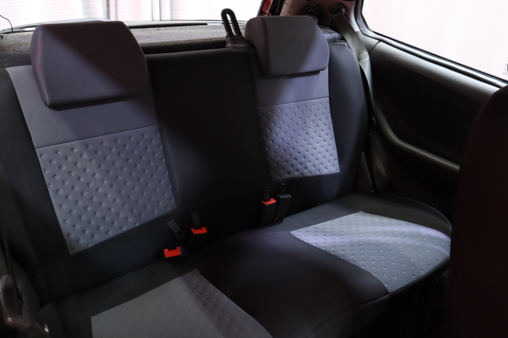 Fiat - Punto - 2D PUNTO HATCHBACK 1.2 // Radio / Ilmastointi / Lohkolämmitin + sisähaara / Mukitelineet / Kangaspenkit // - Viistoperä