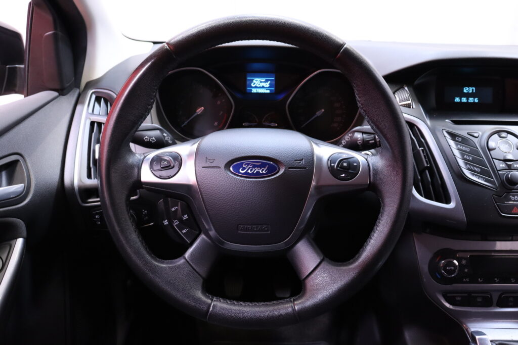 Ford - Focus - 1,0 EcoBoost 125 hv Start/Stop Titanium M6 Wagon // Vakkari / Radio / Kaukosäätöinen keskuslukitus / 2x renkaat // Ford - Focus - 1,0 EcoBoost 125 hv Start/Stop Titanium M6 Wagon // Vakkari / Radio / Kaukosäätöinen keskuslukitus / 2x renkaat // - Farmari