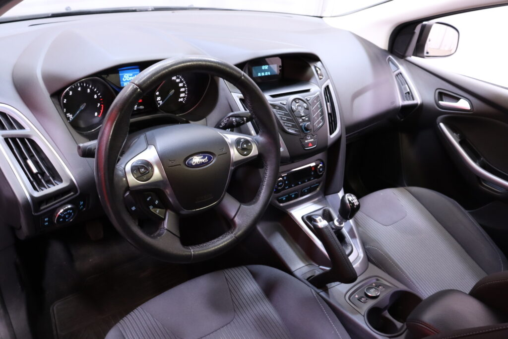 Ford - Focus - 1,0 EcoBoost 125 hv Start/Stop Titanium M6 Wagon // Vakkari / Radio / Kaukosäätöinen keskuslukitus / 2x renkaat // Ford - Focus - 1,0 EcoBoost 125 hv Start/Stop Titanium M6 Wagon // Vakkari / Radio / Kaukosäätöinen keskuslukitus / 2x renkaat // - Farmari