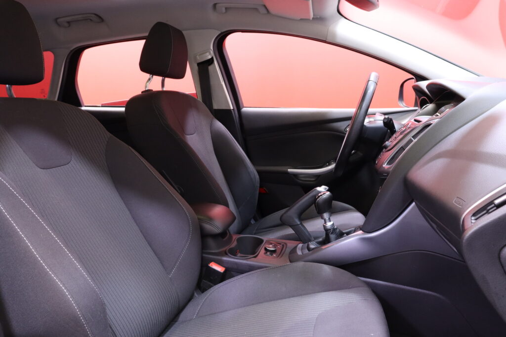 Ford - Focus - 1,0 EcoBoost 125 hv Start/Stop Titanium M6 Wagon // Vakkari / Radio / Kaukosäätöinen keskuslukitus / 2x renkaat // Ford - Focus - 1,0 EcoBoost 125 hv Start/Stop Titanium M6 Wagon // Vakkari / Radio / Kaukosäätöinen keskuslukitus / 2x renkaat // - Farmari