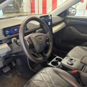 Ford - Mustang Mach-E - 75kWh 269hv A1 RWD 5-ovinen / 1-OM / Suomi-auto / Juuri huolettu / - Maastoauto