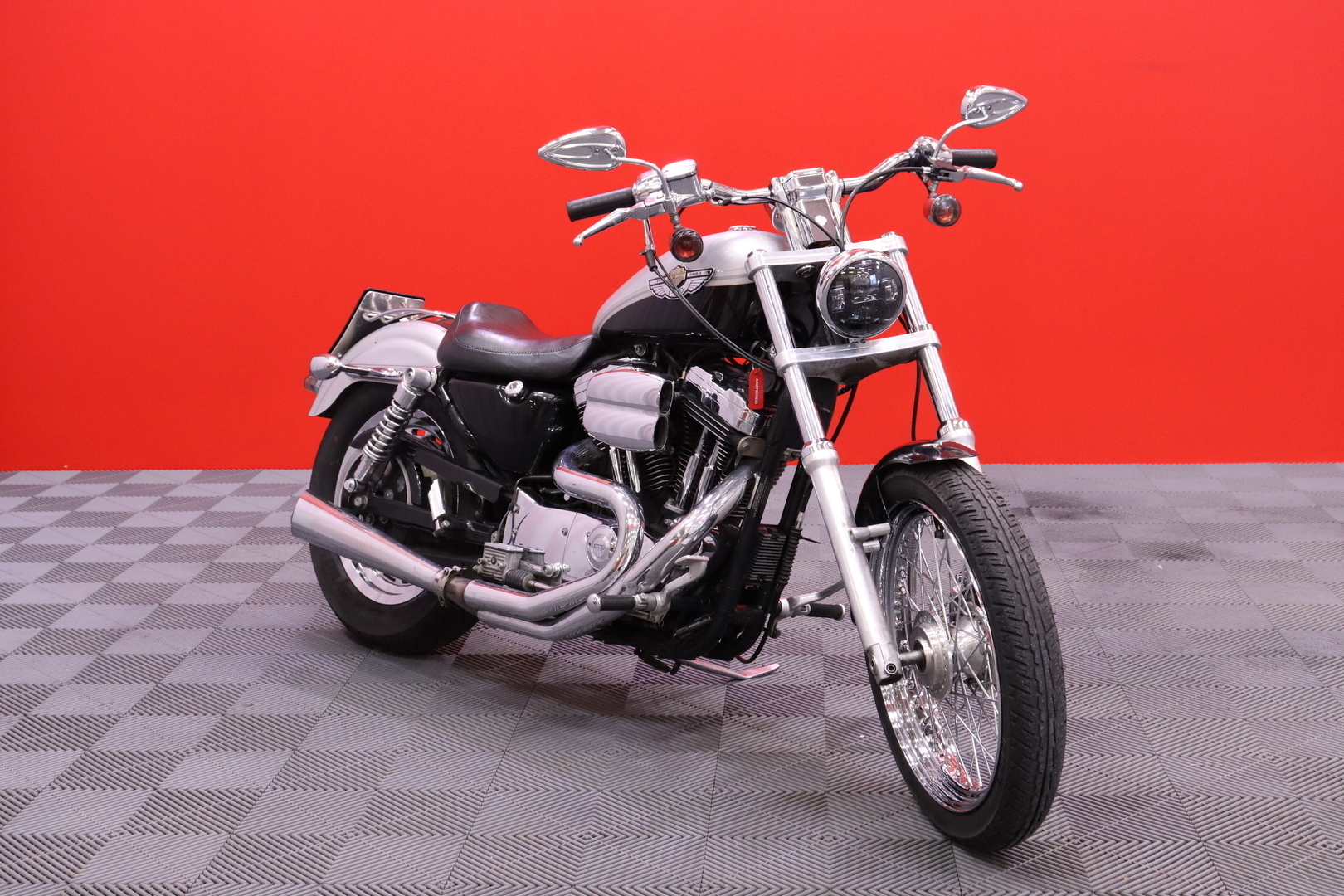 Harley-Davidson - SPORTSTER - XL 1200 C Sportster Custom / Custom Putkisto / LED // - Moottoripyörä