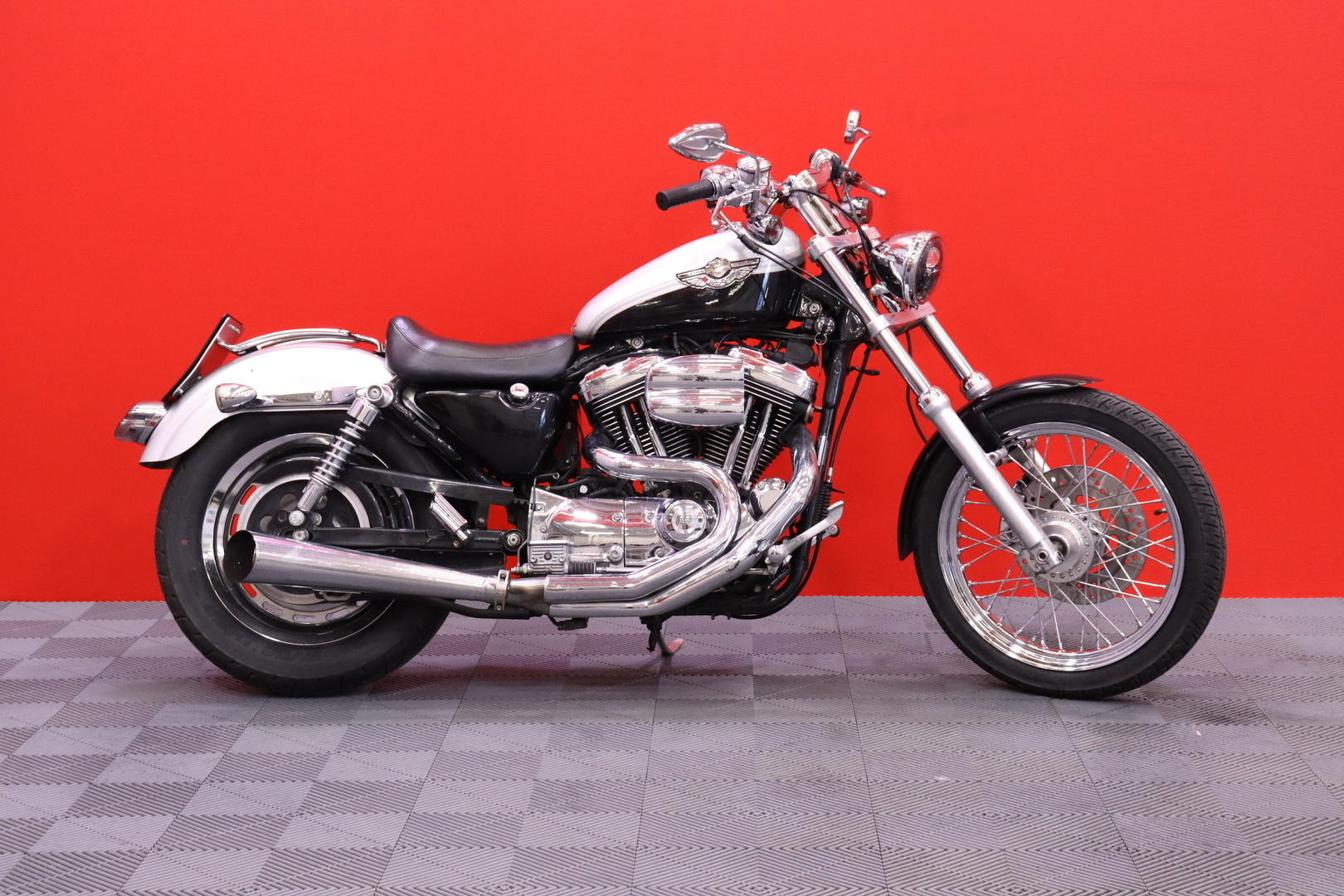 Harley-Davidson - SPORTSTER - XL 1200 C Sportster Custom / Custom Putkisto / LED // - Moottoripyörä