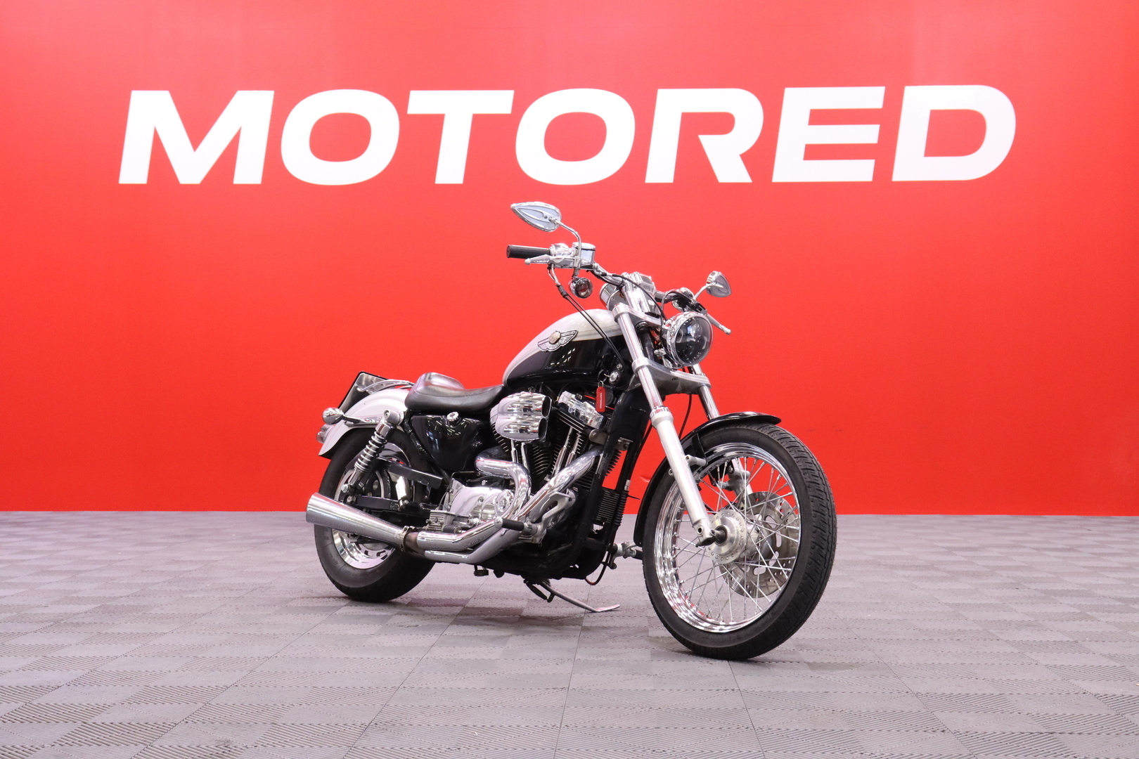 Harley-Davidson - SPORTSTER - XL 1200 C Sportster Custom / Custom Putkisto / LED // - Moottoripyörä