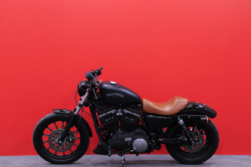 Harley-Davidson - Sportster - XL 883 N IRON // Cobra putkisto / Custom satula // Harley-Davidson - Sportster - XL 883 N IRON // Cobra putkisto / Custom satula // - Moottoripyörä