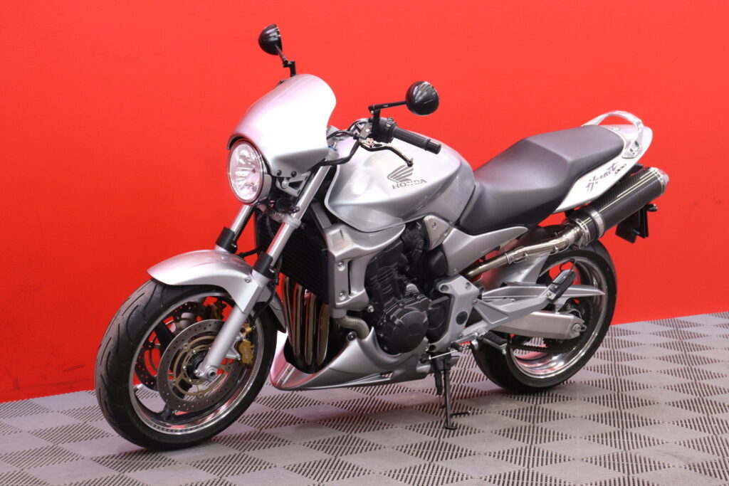 Honda - CB - 900 F Hornet // Suomi-pyörä / Erittäin hienossa kunnossa! / Huoltomuistio / Slipari // Honda - CB - 900 F Hornet // Suomi-pyörä / Erittäin hienossa kunnossa! / Huoltomuistio / Slipari // - Moottoripyörä