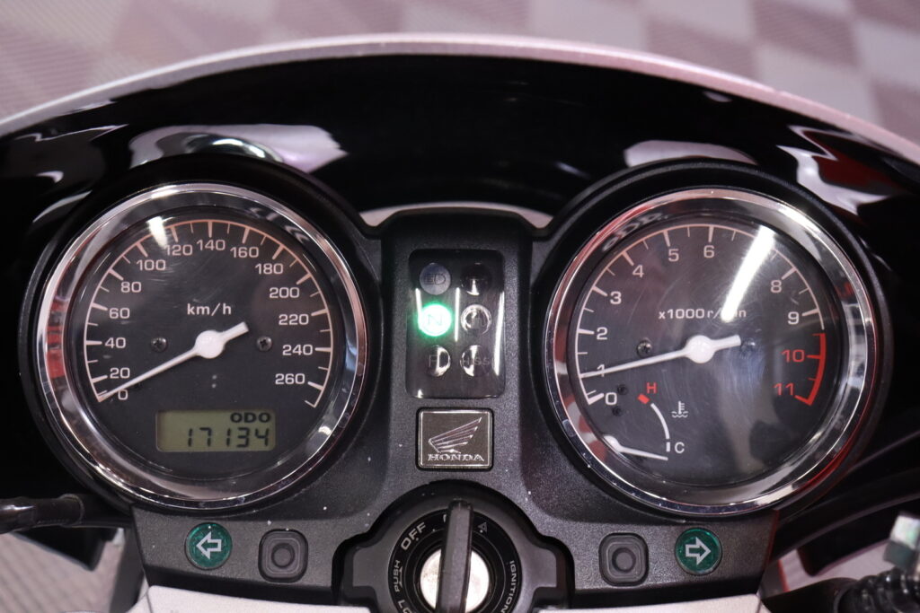 Honda - CB - 900 F Hornet // Suomi-pyörä / Erittäin hienossa kunnossa! / Huoltomuistio / Slipari // Honda - CB - 900 F Hornet // Suomi-pyörä / Erittäin hienossa kunnossa! / Huoltomuistio / Slipari // - Moottoripyörä