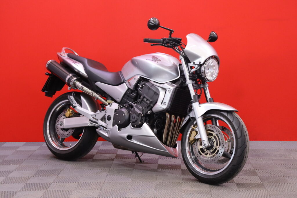 Honda - CB - 900 F Hornet // Suomi-pyörä / Erittäin hienossa kunnossa! / Huoltomuistio / Slipari // Honda - CB - 900 F Hornet // Suomi-pyörä / Erittäin hienossa kunnossa! / Huoltomuistio / Slipari // - Moottoripyörä