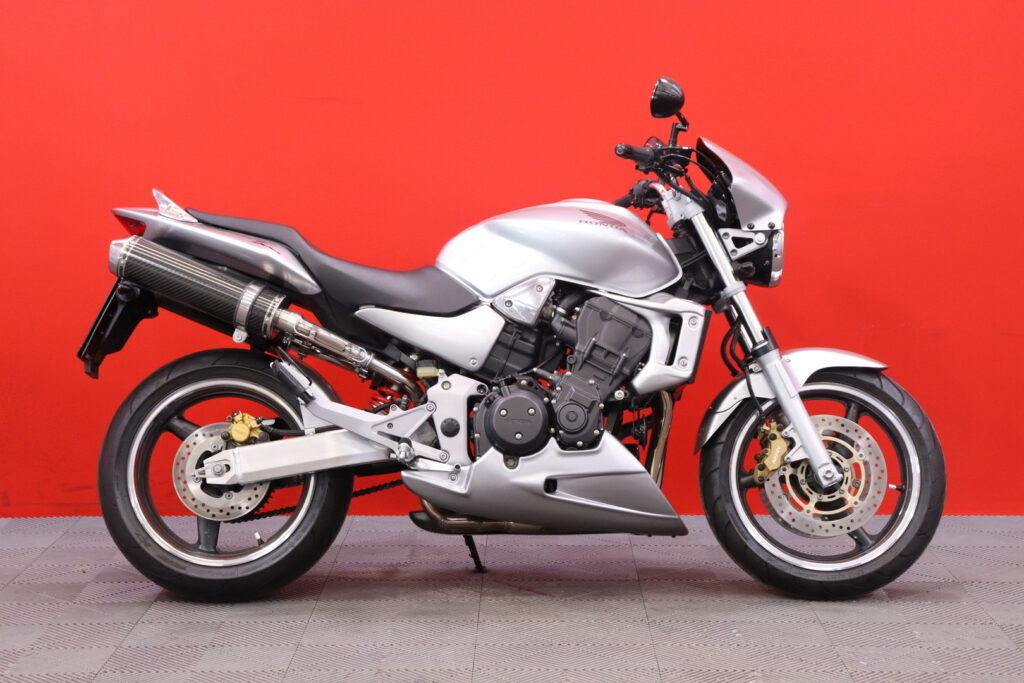 Honda - CB - 900 F Hornet // Suomi-pyörä / Erittäin hienossa kunnossa! / Huoltomuistio / Slipari // Honda - CB - 900 F Hornet // Suomi-pyörä / Erittäin hienossa kunnossa! / Huoltomuistio / Slipari // - Moottoripyörä