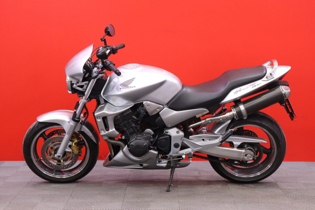 Honda - CB - 900 F Hornet // Suomi-pyörä / Erittäin hienossa kunnossa! / Huoltomuistio / Slipari // Honda - CB - 900 F Hornet // Suomi-pyörä / Erittäin hienossa kunnossa! / Huoltomuistio / Slipari // - Moottoripyörä