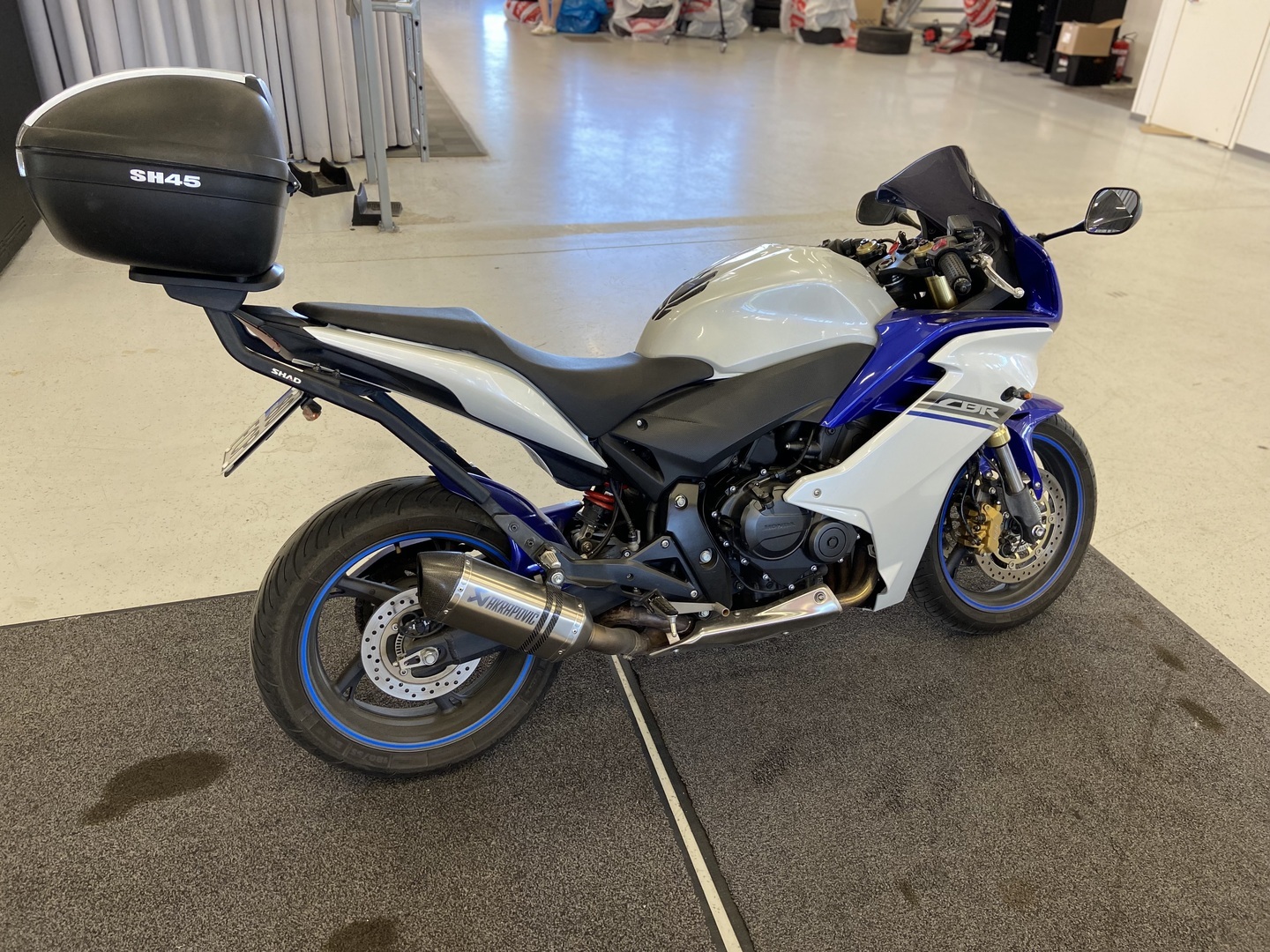 Honda - CBR - 600 F // Akrapovic / Huoltokirja / Takalaukku // - Moottoripyörä