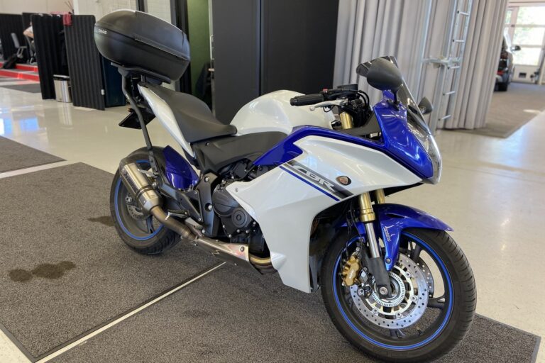 Honda - CBR - 600 F // Akrapovic / Huoltokirja / Takalaukku // - Moottoripyörä