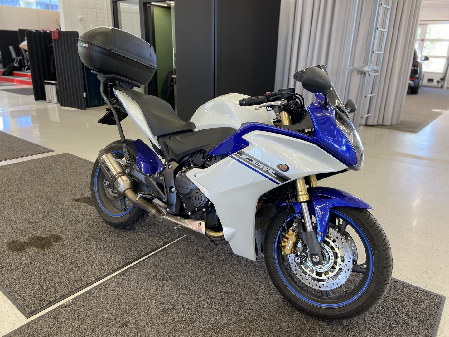 Honda - CBR - 600 F // Akrapovic / Huoltokirja / Takalaukku // - Moottoripyörä
