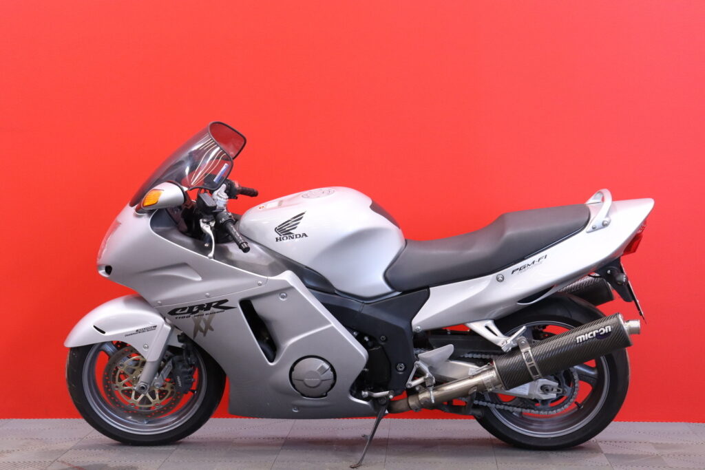 Honda - CBR - 1100 XX Super Blackbird // Suomi-pyörä / Huoltokirja / Micron // Honda - CBR - 1100 XX Super Blackbird // Suomi-pyörä / Huoltokirja / Micron // - Moottoripyörä