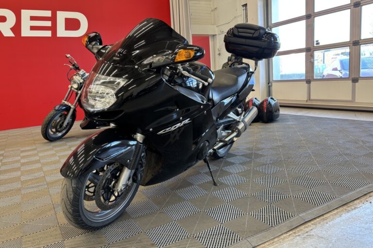 Honda - CBR - 1100 XX Super Blackbird // Juuri saapunut! / Dominator / Suomi-pyörä / 3x laukut // - Moottoripyörä