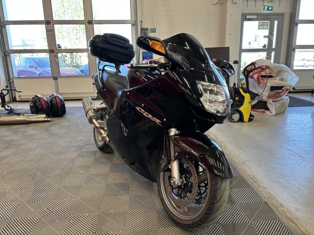 Honda - CBR - 1100 XX Super Blackbird // Juuri saapunut! / Dominator / Suomi-pyörä / 3x laukut // - Moottoripyörä