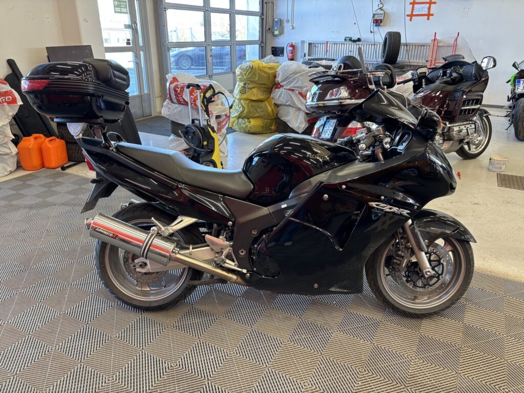 Honda - CBR - 1100 XX Super Blackbird // Juuri saapunut! / Dominator / Suomi-pyörä / 3x laukut // Honda - CBR - 1100 XX Super Blackbird // Juuri saapunut! / Dominator / Suomi-pyörä / 3x laukut // - Moottoripyörä
