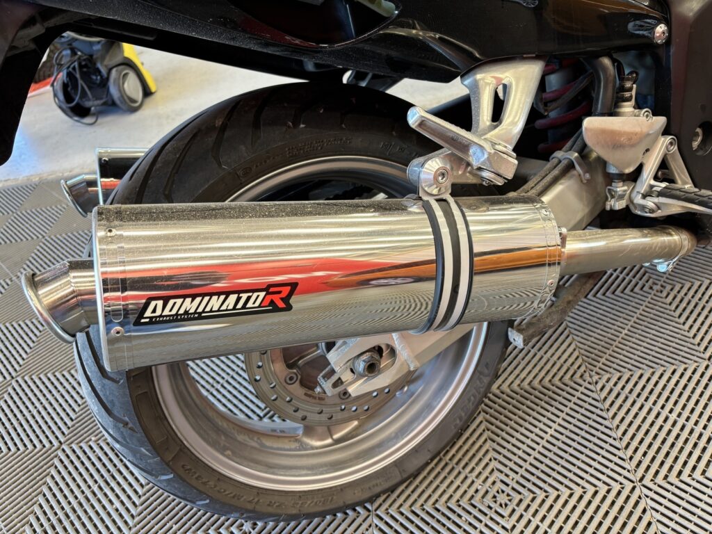 Honda - CBR - 1100 XX Super Blackbird // Juuri saapunut! / Dominator / Suomi-pyörä / 3x laukut // Honda - CBR - 1100 XX Super Blackbird // Juuri saapunut! / Dominator / Suomi-pyörä / 3x laukut // - Moottoripyörä