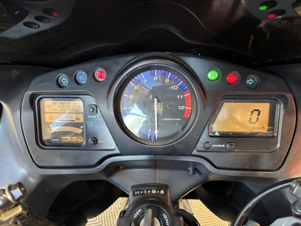 Honda - CBR - 1100 XX Super Blackbird // Juuri saapunut! / Dominator / Suomi-pyörä / 3x laukut // Honda - CBR - 1100 XX Super Blackbird // Juuri saapunut! / Dominator / Suomi-pyörä / 3x laukut // - Moottoripyörä