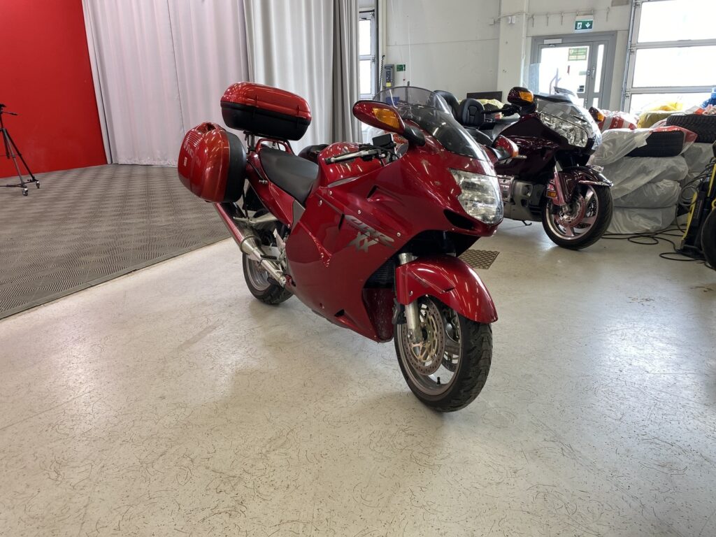 Honda - CBR - 1100 XX Super Blackbird // Suomi-pyörä / 3x Laukut  / H.I.S.S. // - Moottoripyörä