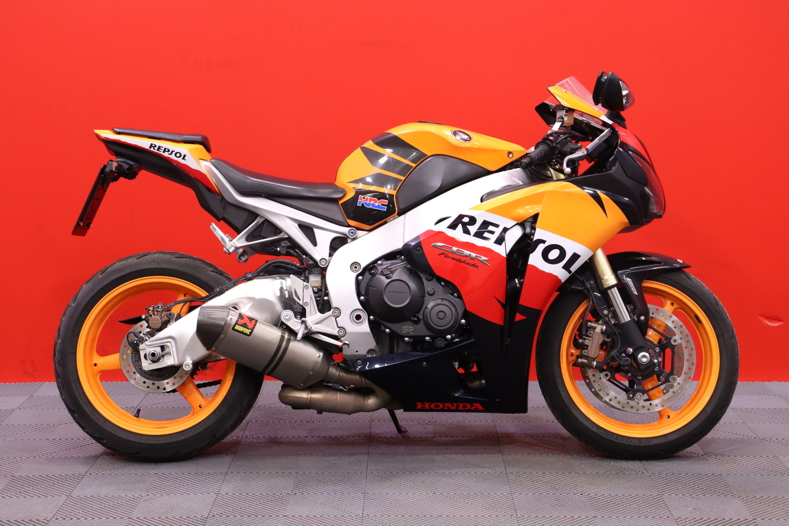 Honda - CBR - 1000 RR Fireblade // Suomi-Pyörä / Akrapovic / ABS / Huoltokirja // - Moottoripyörä