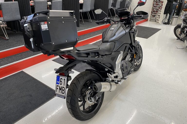 Honda - NC - 750XD // Juuri saapunut! / 1. Om / Suomipyörä / Tehdastakuu / Takalaukku / Leovince // - Moottoripyörä
