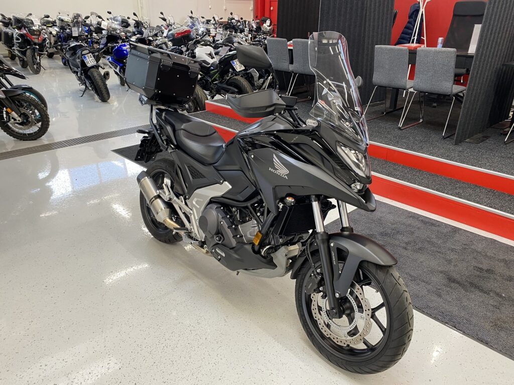 Honda - NC - 750XD // Juuri saapunut! / 1. Om / Suomipyörä / Tehdastakuu / Takalaukku / Leovince // - Moottoripyörä