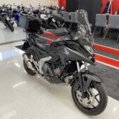 Honda - NC - 750XD // Juuri saapunut! / 1. Om / Suomipyörä / Tehdastakuu / Takalaukku / Leovince // - Moottoripyörä