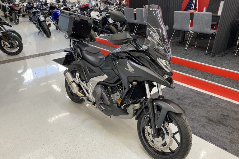 Honda - NC - 750XD // Juuri saapunut! / 1. Om / Suomipyörä / Tehdastakuu / Takalaukku / Leovince // - Moottoripyörä