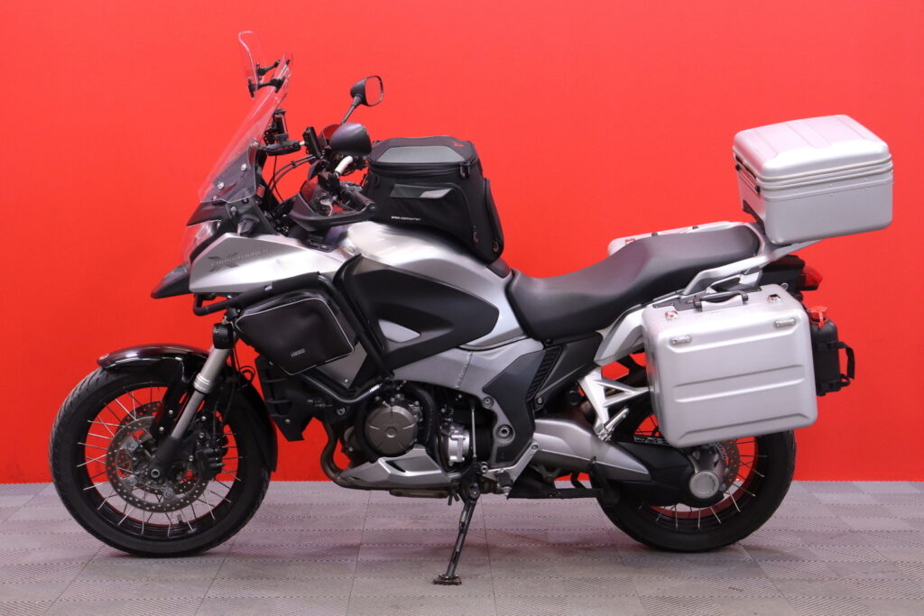 Honda - VFR - 1200 X Crosstourer // Navigointi / 4x laukut / ABS / TC / Juuri saapunut / Honda - VFR - 1200 X Crosstourer // Navigointi / 4x laukut / ABS / TC / Juuri saapunut / - Moottoripyörä