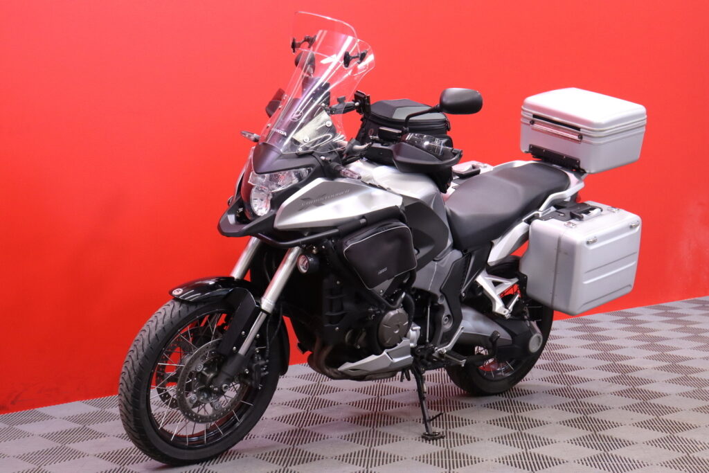 Honda - VFR - 1200 X Crosstourer // Navigointi / 4x laukut / ABS / TC / Juuri saapunut / Honda - VFR - 1200 X Crosstourer // Navigointi / 4x laukut / ABS / TC / Juuri saapunut / - Moottoripyörä
