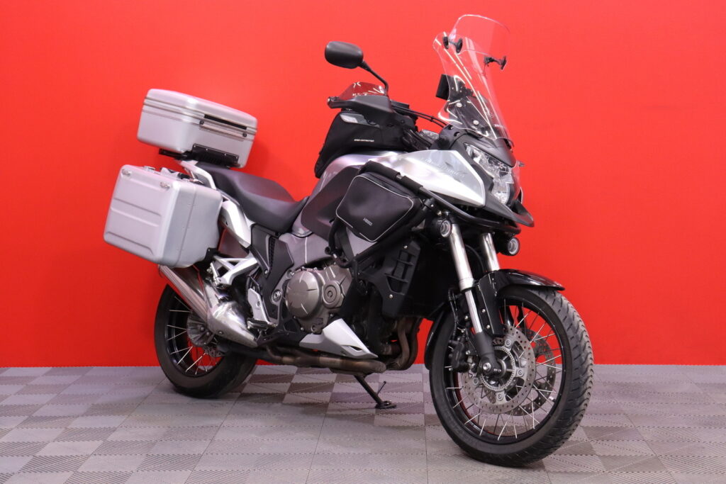 Honda - VFR - 1200 X Crosstourer // Navigointi / 4x laukut / ABS / TC / Juuri saapunut / Honda - VFR - 1200 X Crosstourer // Navigointi / 4x laukut / ABS / TC / Juuri saapunut / - Moottoripyörä