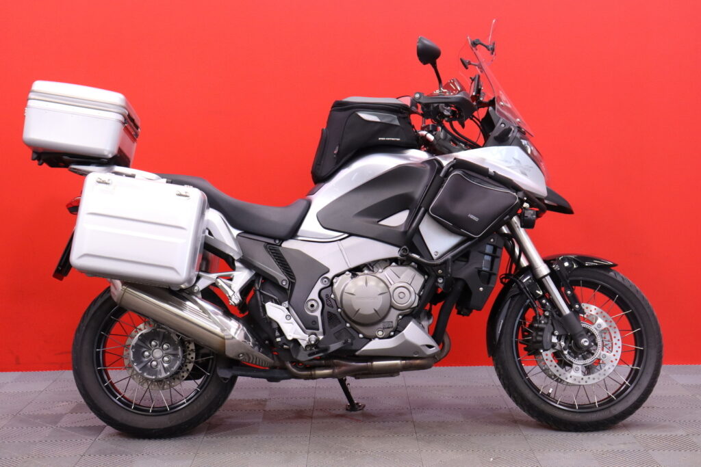 Honda - VFR - 1200 X Crosstourer // Navigointi / 4x laukut / ABS / TC / Juuri saapunut / Honda - VFR - 1200 X Crosstourer // Navigointi / 4x laukut / ABS / TC / Juuri saapunut / - Moottoripyörä