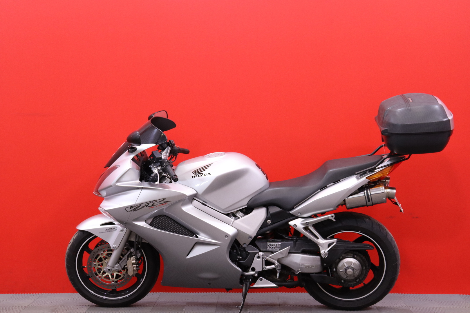 Honda - VFR - 800 VTEC // Huoltokirja / Delkevic / DCBS / Xenon / Kahvanlämmittimet / ABS // - Moottoripyörä