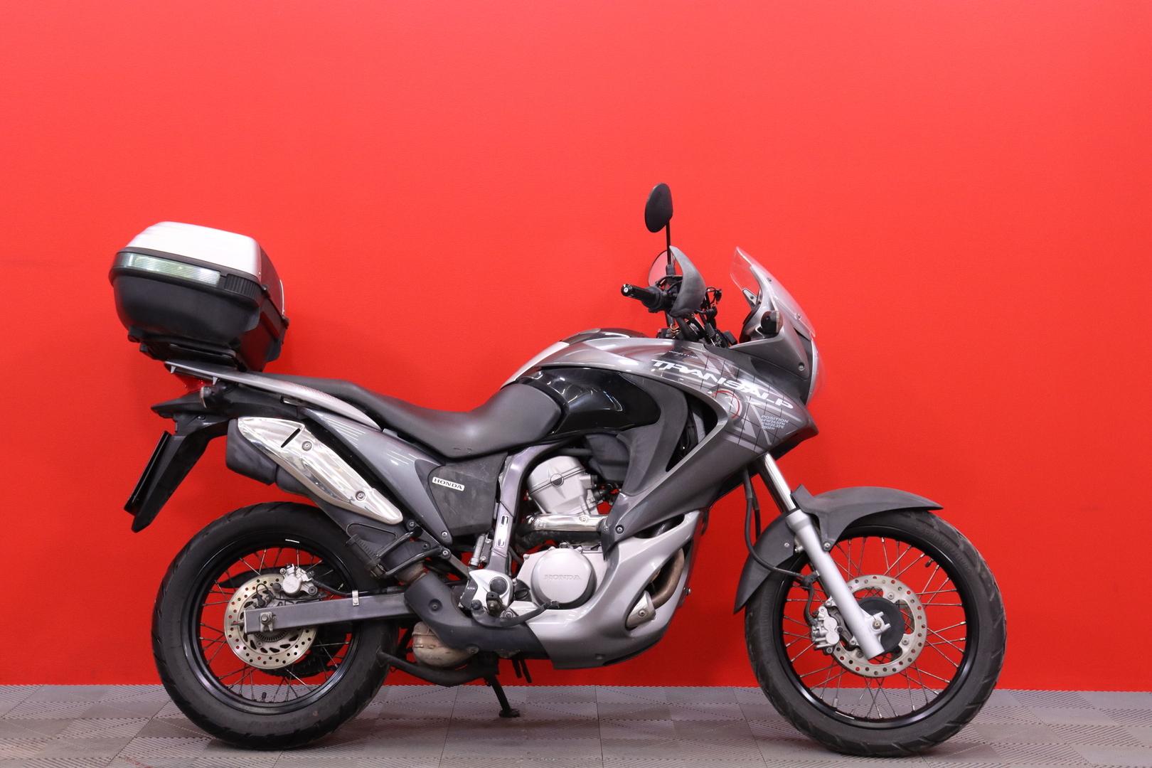 Honda - XL - 700 v Transalp // Suomi-pyörä / Huoltokirja / Takalaukku / Keskijalka // - Moottoripyörä