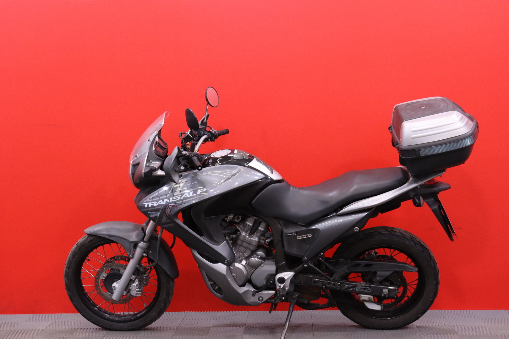 Honda - XL - 700 v Transalp // Suomi-pyörä / Huoltokirja / Takalaukku / Keskijalka // - Moottoripyörä