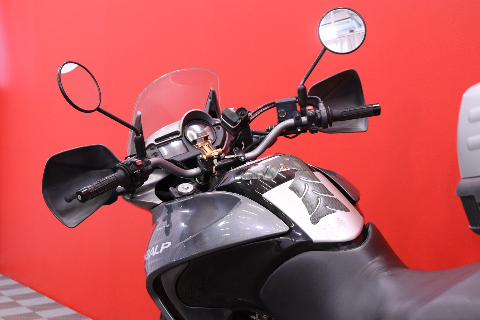 Honda - XL - 700 v Transalp // Suomi-pyörä / Huoltokirja / Takalaukku / Keskijalka // - Moottoripyörä