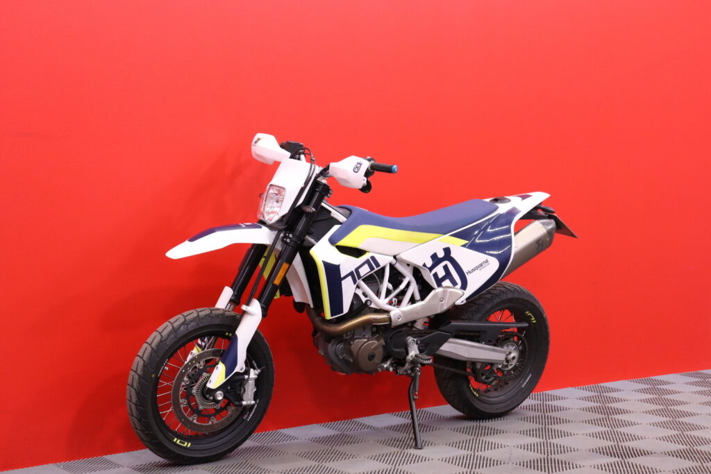 Husqvarna - 701 - Supermoto // Suomi-pyörä / Huoltokirja / Akrapovic / ABS // Husqvarna - 701 - Supermoto // Suomi-pyörä / Huoltokirja / Akrapovic / ABS // - Moottoripyörä