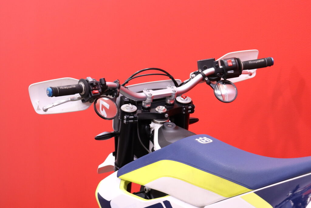 Husqvarna - 701 - Supermoto // Suomi-pyörä / Huoltokirja / Akrapovic / ABS // Husqvarna - 701 - Supermoto // Suomi-pyörä / Huoltokirja / Akrapovic / ABS // - Moottoripyörä
