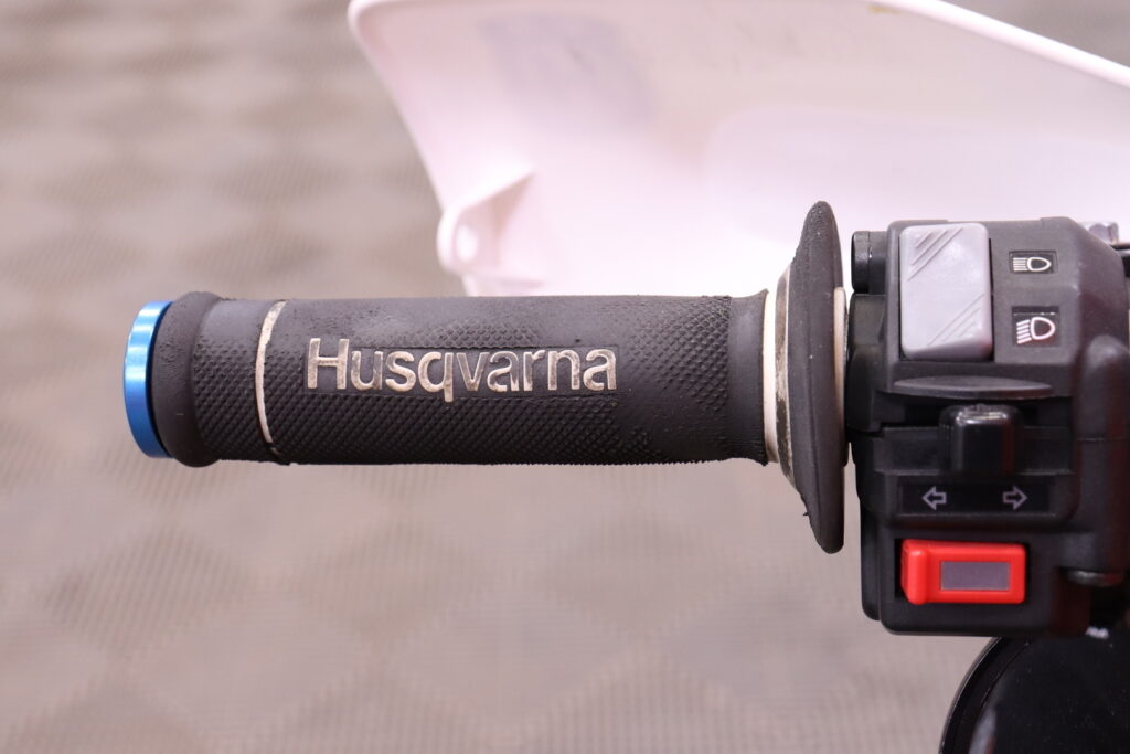 Husqvarna - 701 - Supermoto // Suomi-pyörä / Huoltokirja / Akrapovic / ABS // Husqvarna - 701 - Supermoto // Suomi-pyörä / Huoltokirja / Akrapovic / ABS // - Moottoripyörä