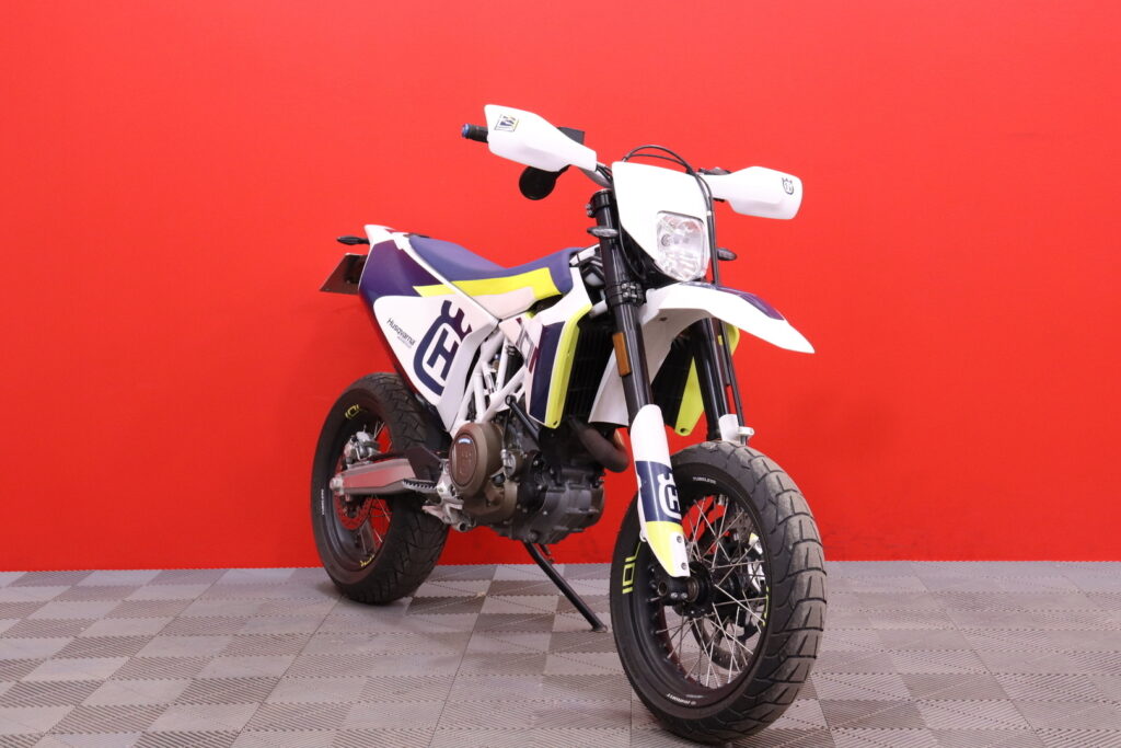 Husqvarna - 701 - Supermoto // Suomi-pyörä / Huoltokirja / Akrapovic / ABS // Husqvarna - 701 - Supermoto // Suomi-pyörä / Huoltokirja / Akrapovic / ABS // - Moottoripyörä