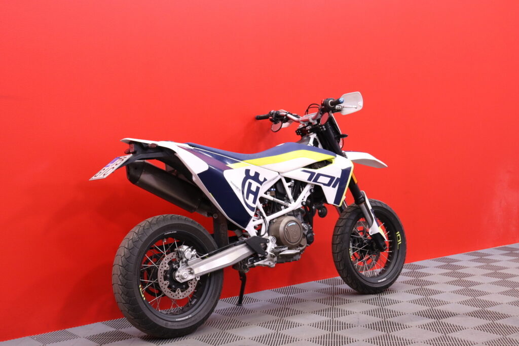 Husqvarna - 701 - Supermoto // Suomi-pyörä / Huoltokirja / Akrapovic / ABS // Husqvarna - 701 - Supermoto // Suomi-pyörä / Huoltokirja / Akrapovic / ABS // - Moottoripyörä