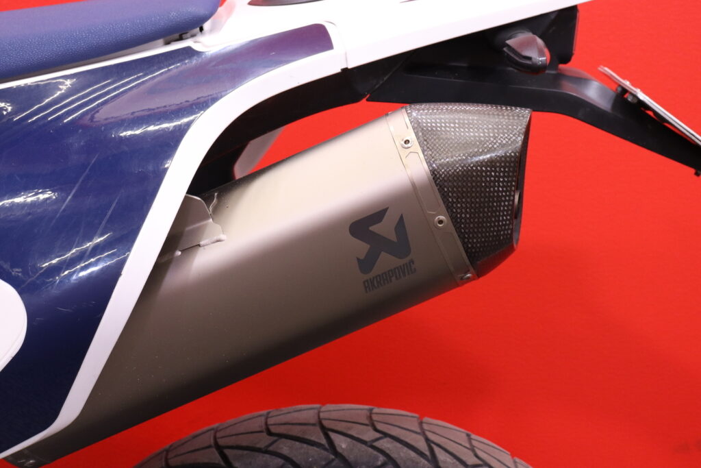 Husqvarna - 701 - Supermoto // Suomi-pyörä / Huoltokirja / Akrapovic / ABS // Husqvarna - 701 - Supermoto // Suomi-pyörä / Huoltokirja / Akrapovic / ABS // - Moottoripyörä