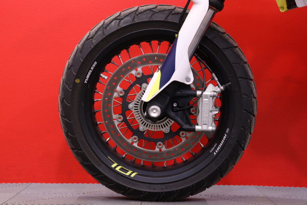 Husqvarna - 701 - Supermoto // Suomi-pyörä / Huoltokirja / Akrapovic / ABS // Husqvarna - 701 - Supermoto // Suomi-pyörä / Huoltokirja / Akrapovic / ABS // - Moottoripyörä